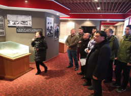 忠誠(chéng)擔(dān)當(dāng)扛肩上，廉潔奉獻(xiàn)記心上